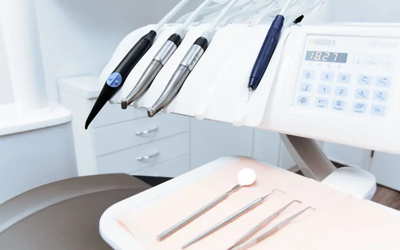 Instrumental dental preparado en un gabinete luminoso