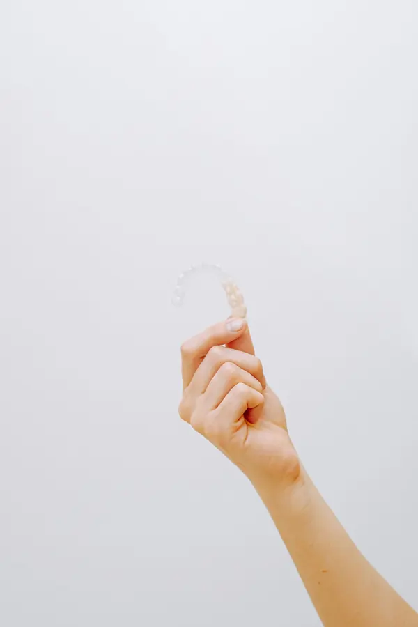 Mano sosteniendo un alineador transparente