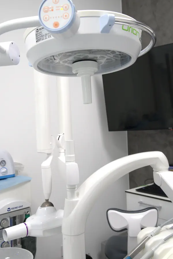 Lámpara quirúrgica y equipo de cirugía oral del gabinete