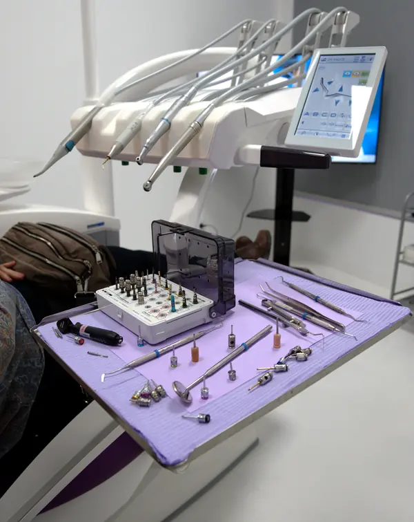 Bandeja de instrumental dental preparada