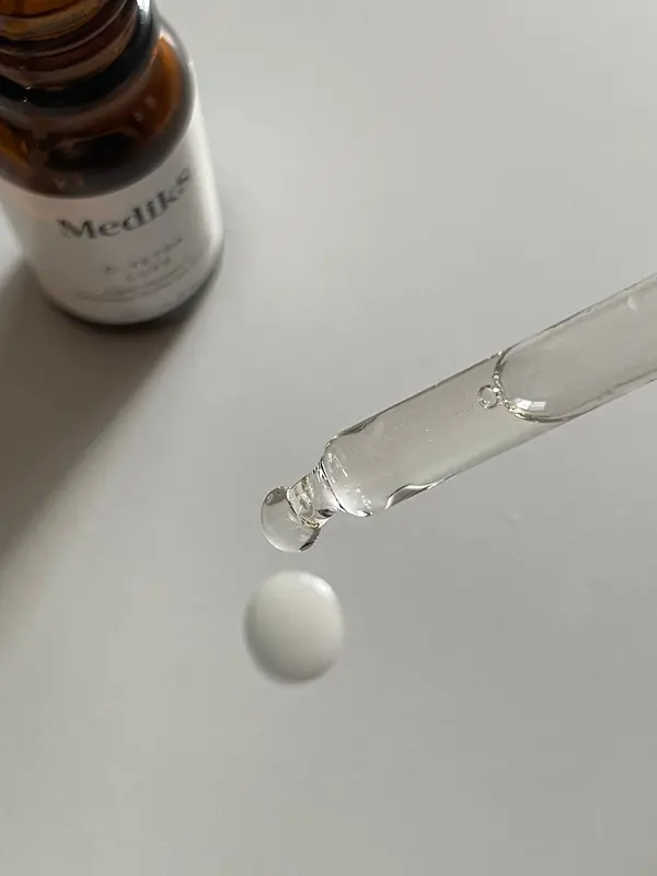 Cuentagotas con una gota de sérum