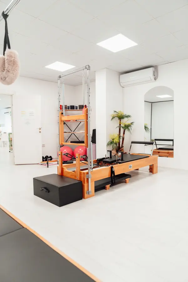 Estudio luminoso con aparato de pilates