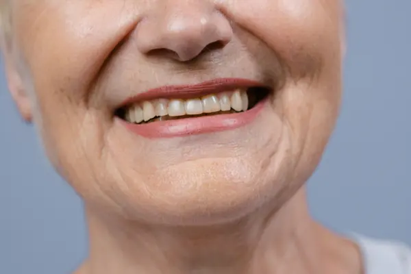 Sonrisa de una mujer mayor en primer plano