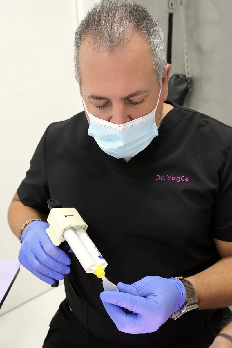 El Dr. Eloy Yagüe prepara el material para unas carillas en SMD Clinic