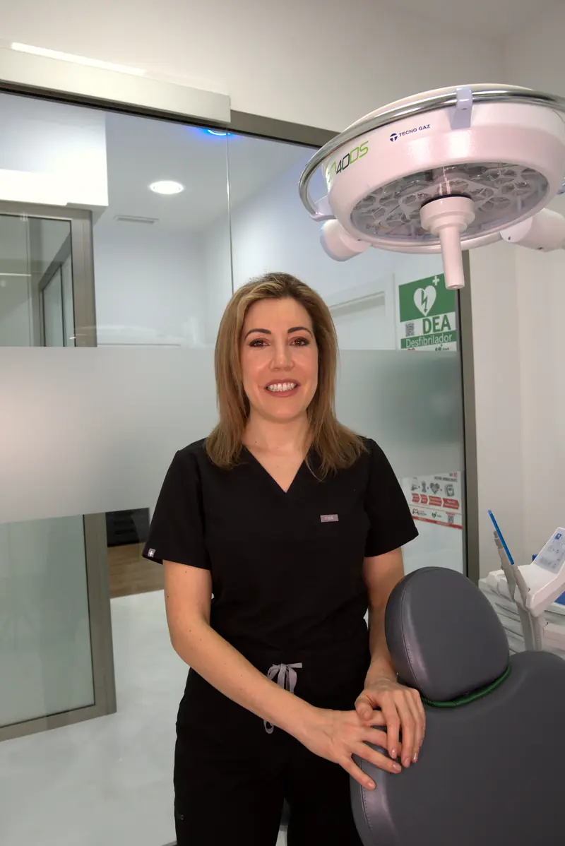 La Dra. Irene Gómez Redondo en el gabinete de ortodoncia de SMD Clinic
