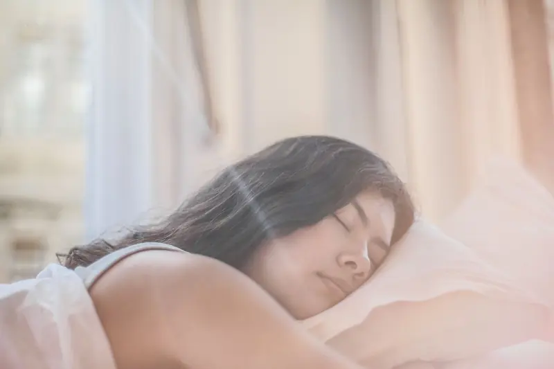 Mujer durmiendo tranquila con luz de mañana