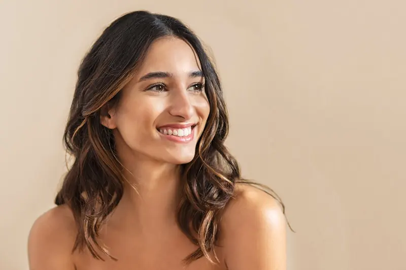 Mujer con una sonrisa natural y luminosa