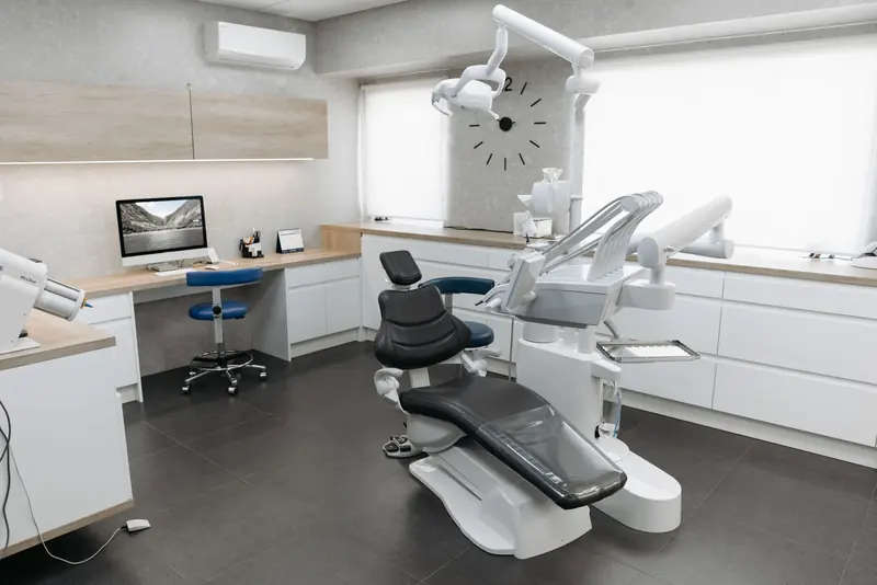 Gabinete dental moderno y luminoso