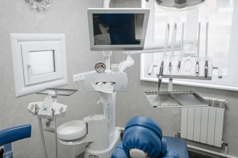 Gabinete dental con la radiografía en la pantalla