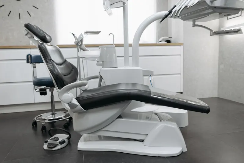 Sillón dental en un gabinete moderno