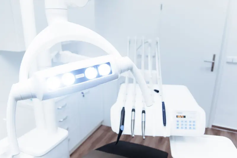 Gabinete dental preparado y luminoso