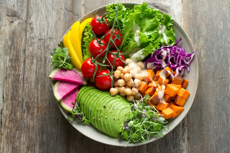 Plato saludable con verduras y legumbres