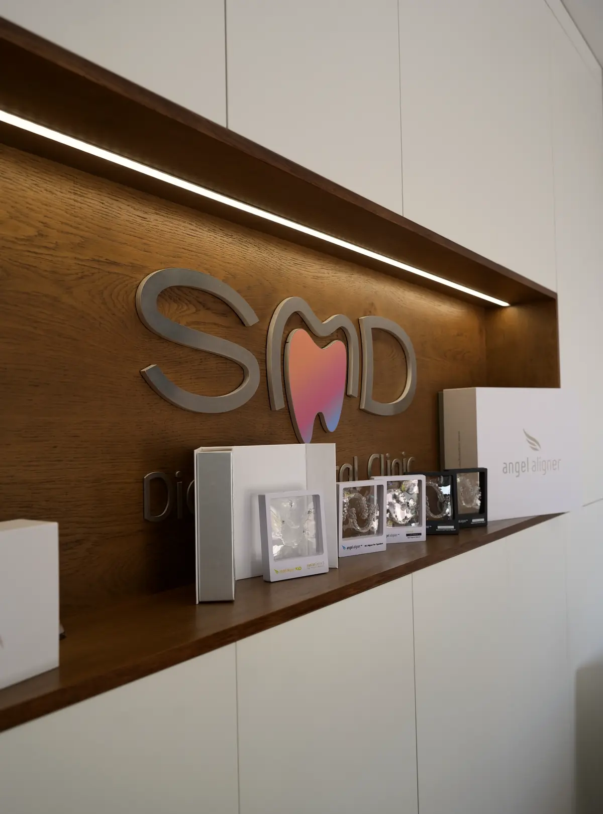 Recepción de SMD Clinic con el logotipo de la clínica