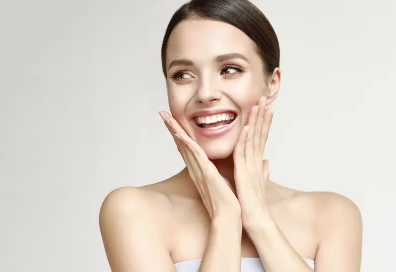 Mujer sonriente mordiendo una manzana verde
