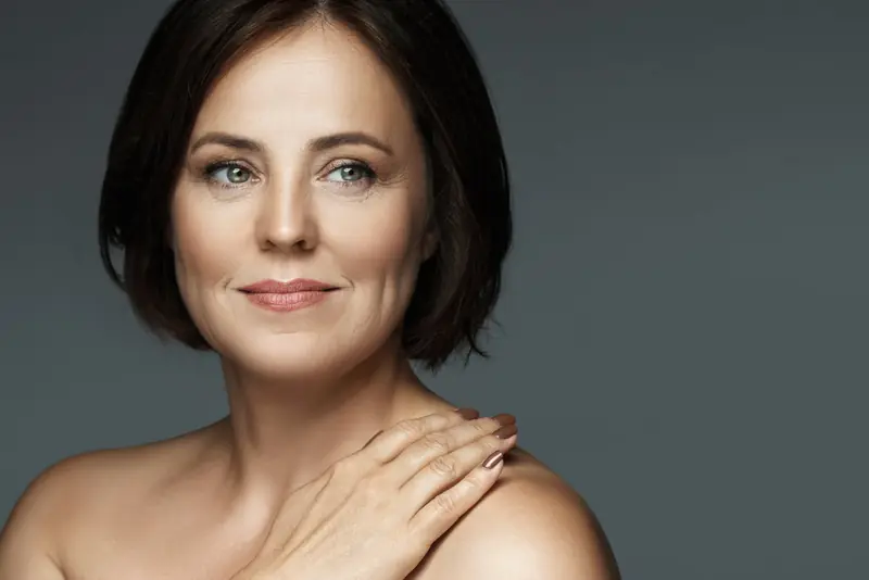 Rostro de mujer con piel firme y luminosa en primer plano