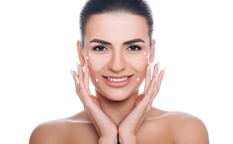 Mujer con flechas dibujadas en el óvalo facial que indican efecto lifting