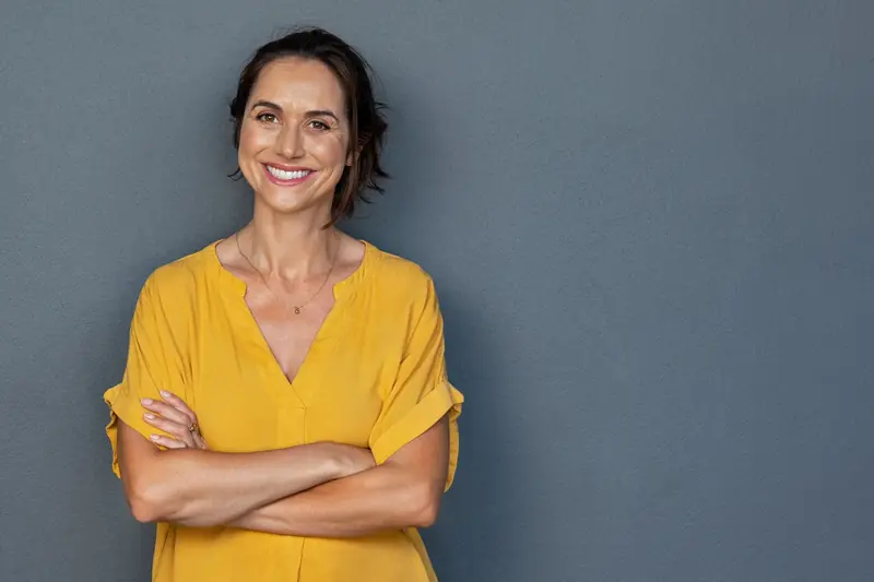Mujer madura sonriente y con energía