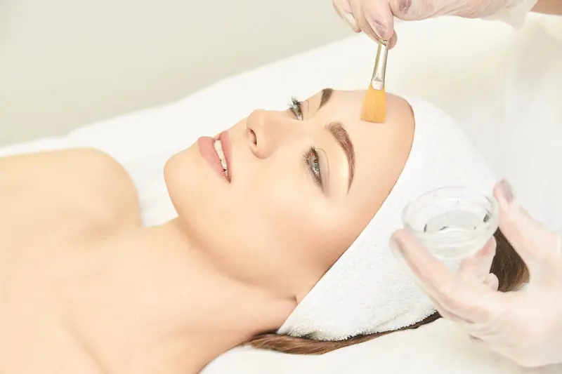 Aplicación de una mascarilla con pincel en una cabina de tratamiento facial
